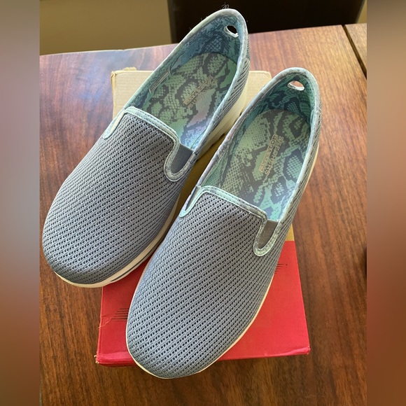 Skechers - Picture 2 of 4